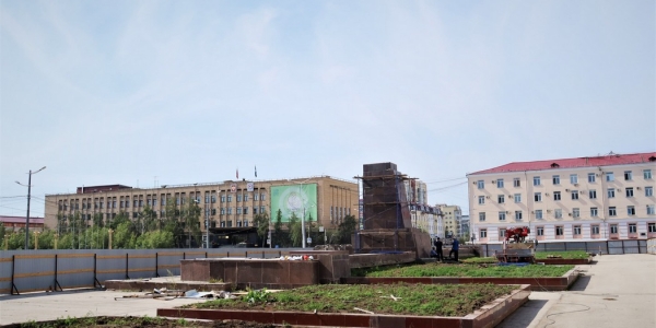 В Якутске памятник Ленину вывезли на реставрацию
