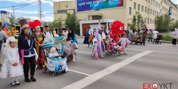 В Якутске впервые прошло парадное шествие к Дню семьи, любви и верности