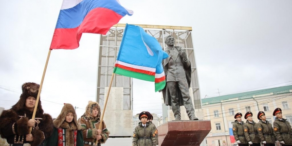 Возложение цветов к памятникам государственных деятелей состоялось в Якутске