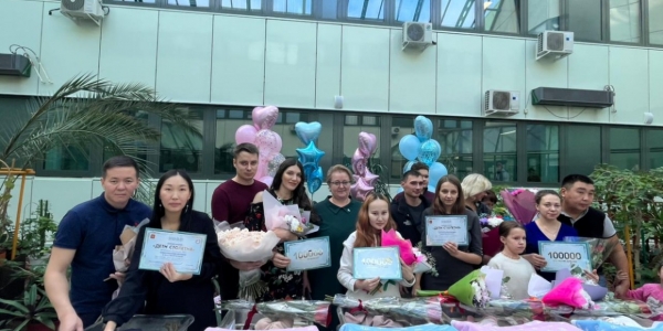 В Якутске торжественно выписали детей, родившихся в День матери
