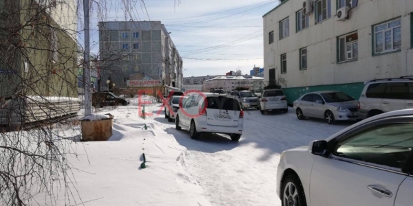 Жители 202 мкр: «У Медцентра Якутска паркующиеся машины создают проблемы пешеходам»