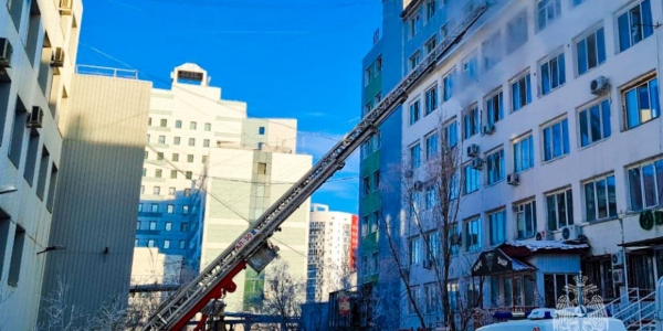 Крупный пожар вспыхнул на проспекте Ленина в Якутске. Информация обновлена