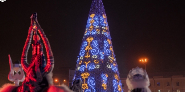 Предновогодний парад, зажжение елки и другие мероприятия фестиваля «Зима начинается с Якутии»