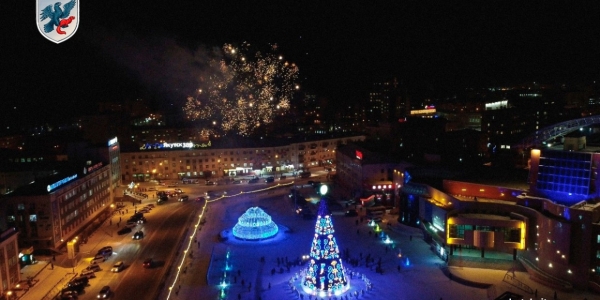 Установка новогодних елок началась на площадях Якутска