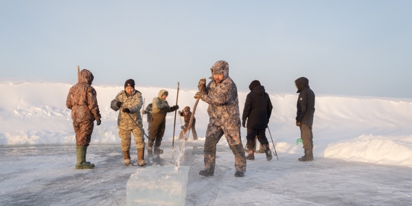 Сотрудники Окружной администрации города Якутска заготовили лед для семей служащих на СВО