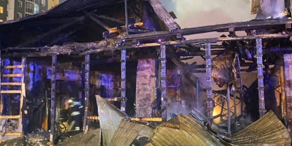 Сгорел склад мебельного магазина в Якутске