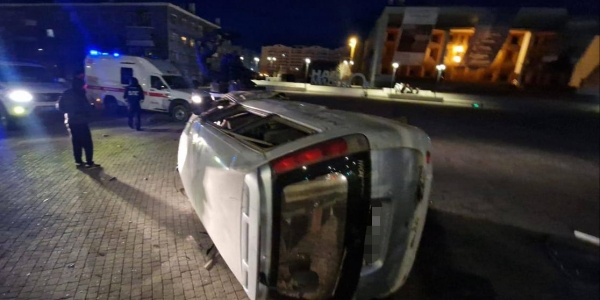 Автомобиль перевернулся на площади Дружбы города Якутска