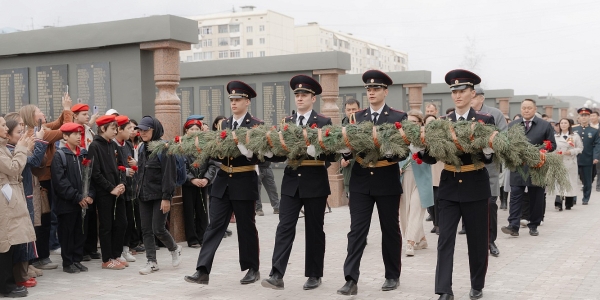 В Якутске возложили цветы к мемориалу «Солдат Туймаады»