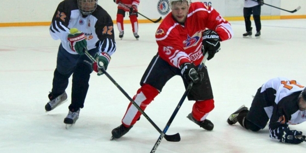 Команда «Якутскэнерго-М» выступает на всероссийском фестивале Ночной хоккейной лиги
